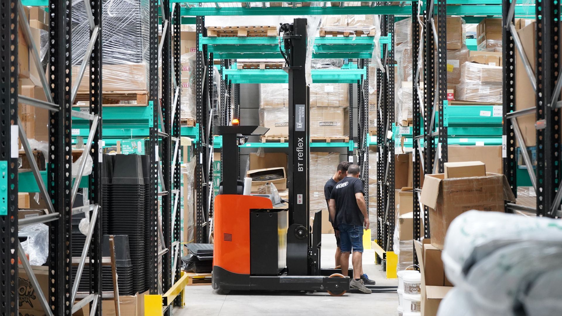 Personnel logistique dans un entrepôt