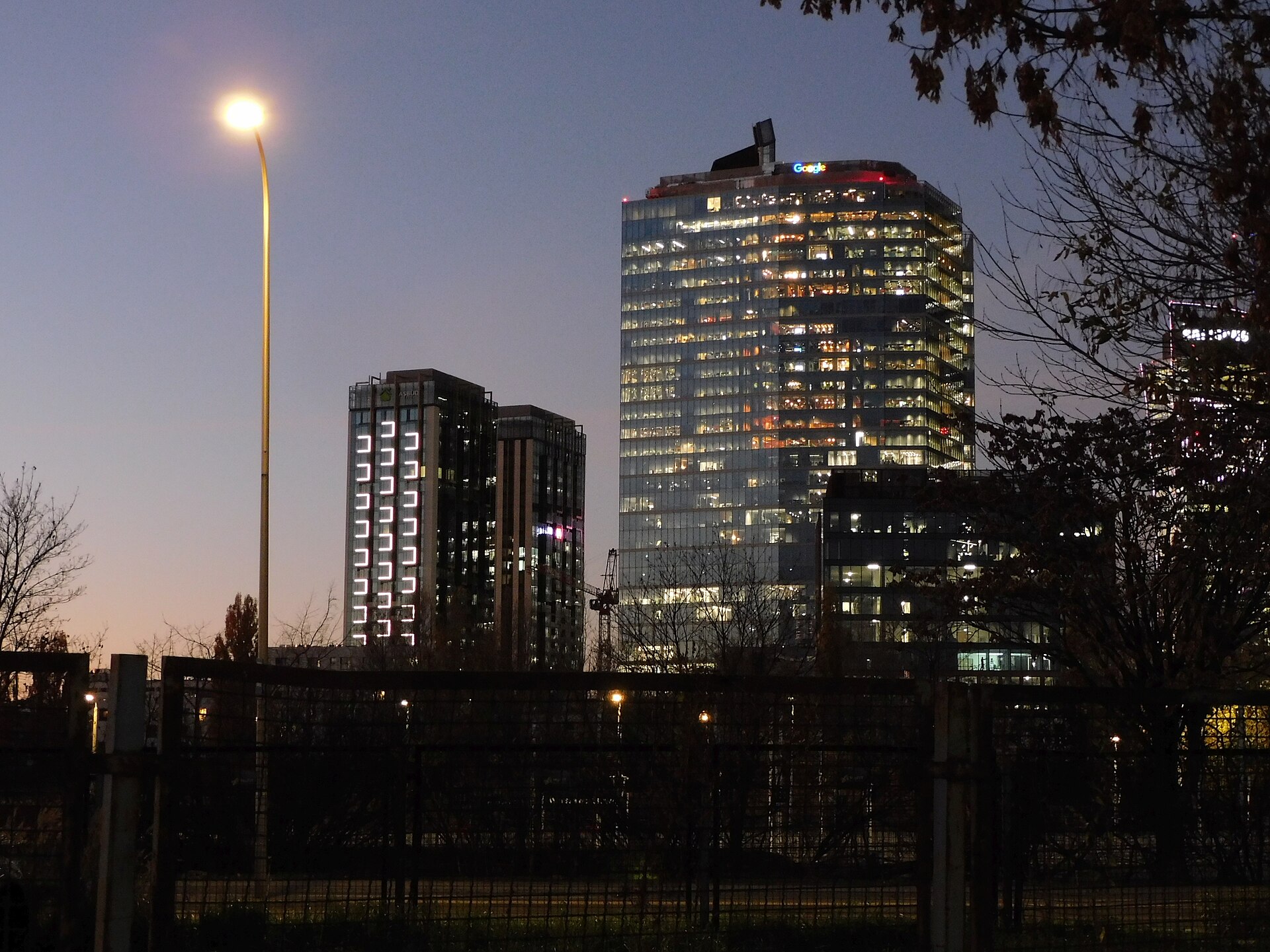 Towarowa Towers en soirée, Varsovie